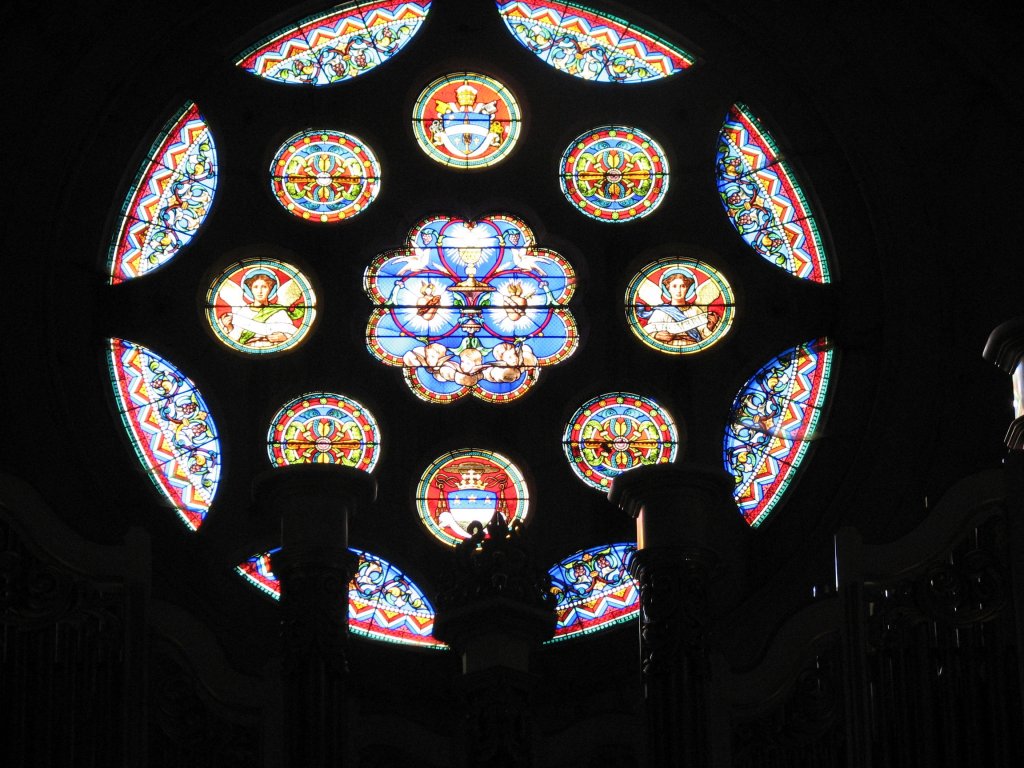 La grande rosace et les vitraux La grande rosace et les vitraux